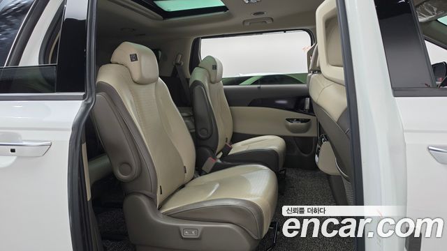 Kia Canival 2021 — photo 17