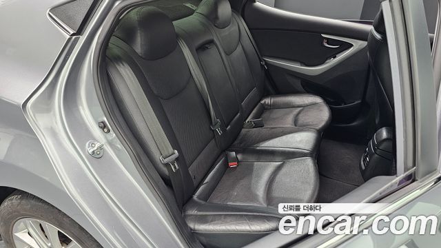 Hyundai AVANTE 2015 — photo 17