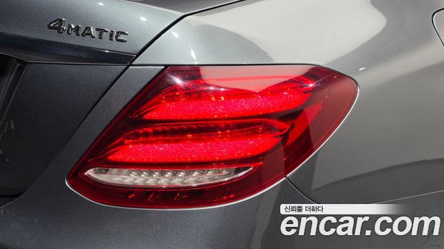 Mercedes-Benz E-Class 2017 — photo 9