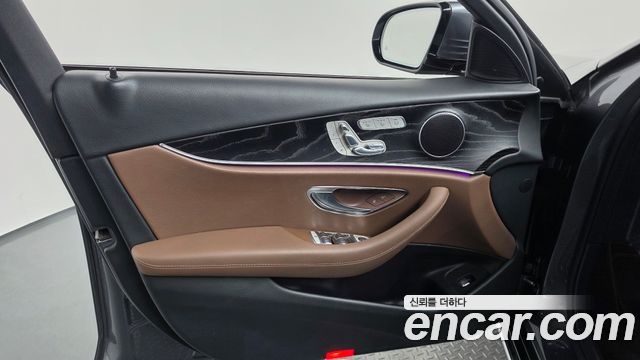Mercedes-Benz E-Class 2017 — photo 14