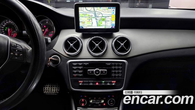 Mercedes-Benz GLA-Class 2015 — photo 14