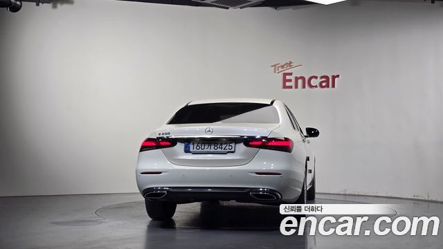Mercedes-Benz E-Class 2023 — photo 4