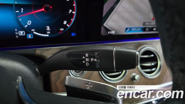 Mercedes-Benz E-Class 2023 — photo 12
