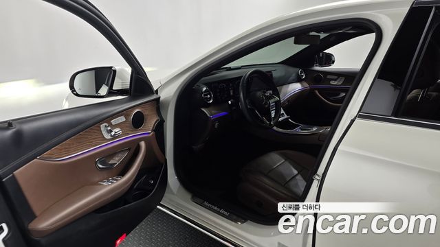 Mercedes-Benz E-Class 2023 — photo 13