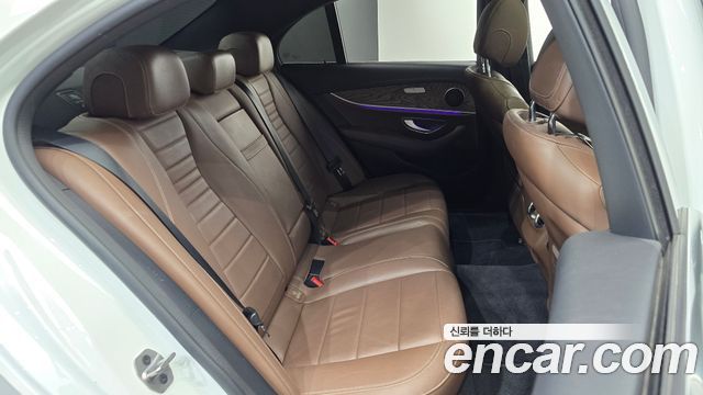 Mercedes-Benz E-Class 2023 — photo 17