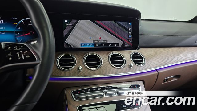 Mercedes-Benz E-Class 2023 — photo 18
