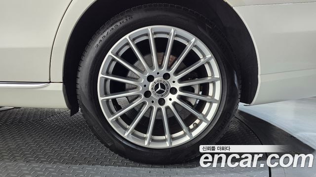 Mercedes-Benz E-Class 2023 — photo 7