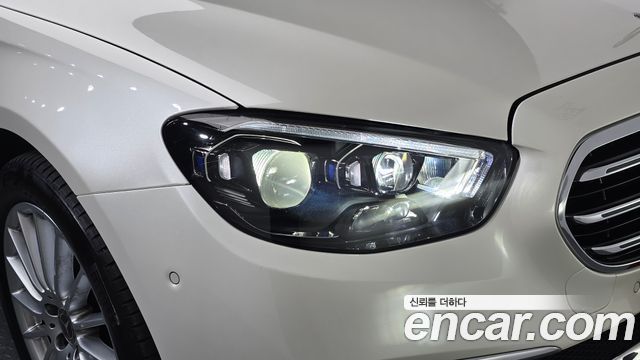 Mercedes-Benz E-Class 2023 — photo 8
