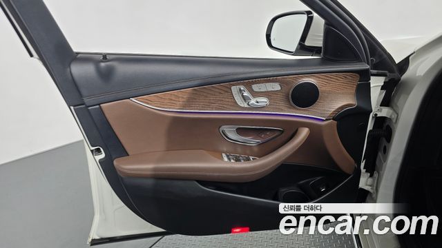 Mercedes-Benz E-Class 2023 — photo 14