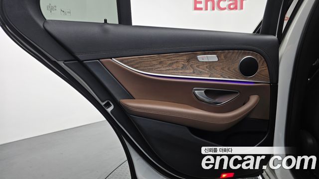 Mercedes-Benz E-Class 2023 — photo 15