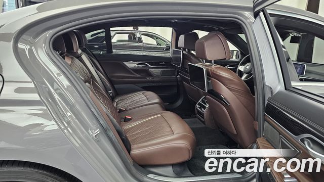 BMW 7-Series 2021 — photo 12