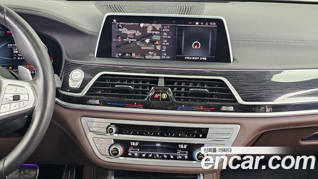 BMW 7-Series 2021 — photo 14