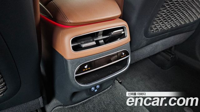 Genesis GV70 2022 — photo 24