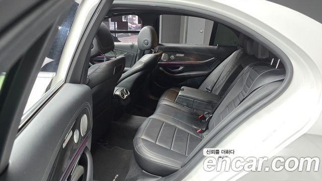 Mercedes-Benz E-Class 2019 — photo 18