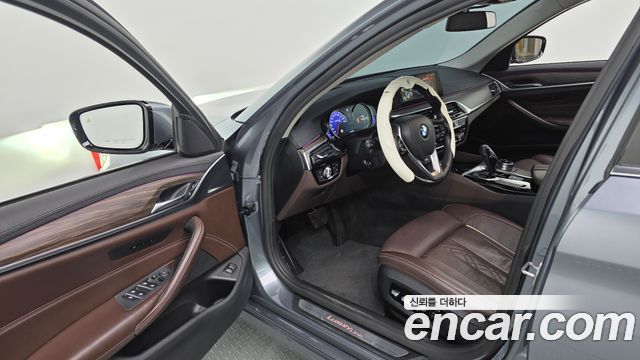 BMW 5-Series 2018 — photo 13