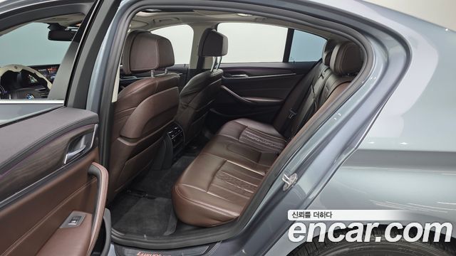 BMW 5-Series 2018 — photo 17