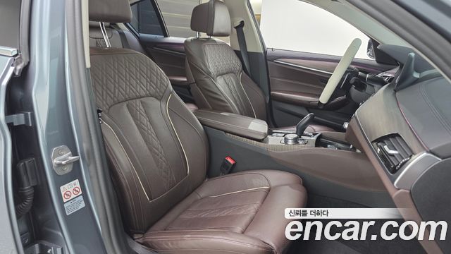 BMW 5-Series 2018 — photo 25