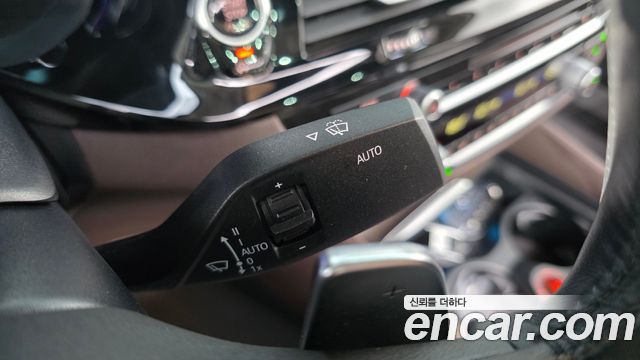 BMW 5-Series 2018 — photo 26