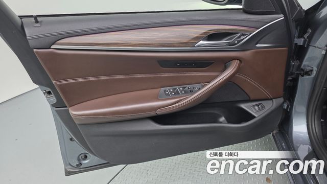 BMW 5-Series 2018 — photo 14