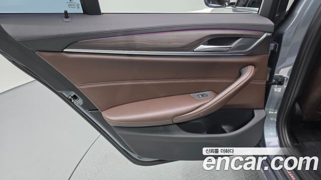 BMW 5-Series 2018 — photo 15
