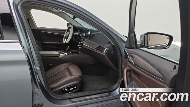 BMW 5-Series 2018 — photo 16
