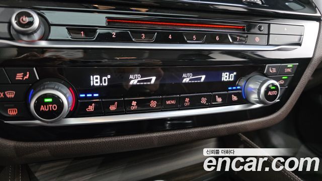 BMW 5-Series 2018 — photo 30