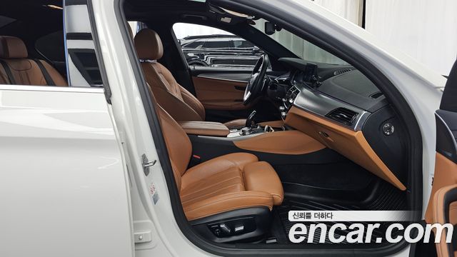 BMW 5-Series 2018 — photo 17