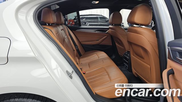BMW 5-Series 2018 — photo 18
