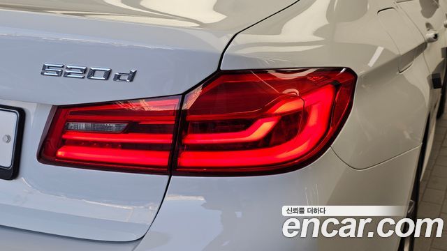 BMW 5-Series 2018 — photo 9