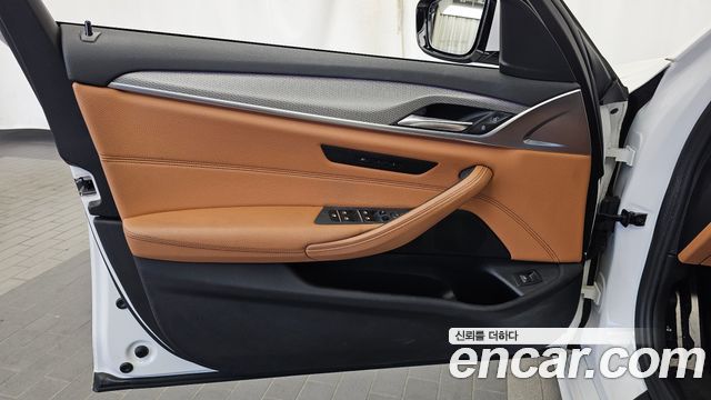 BMW 5-Series 2018 — photo 14