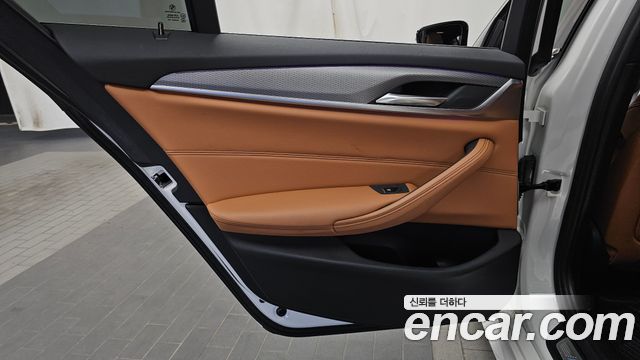 BMW 5-Series 2018 — photo 15