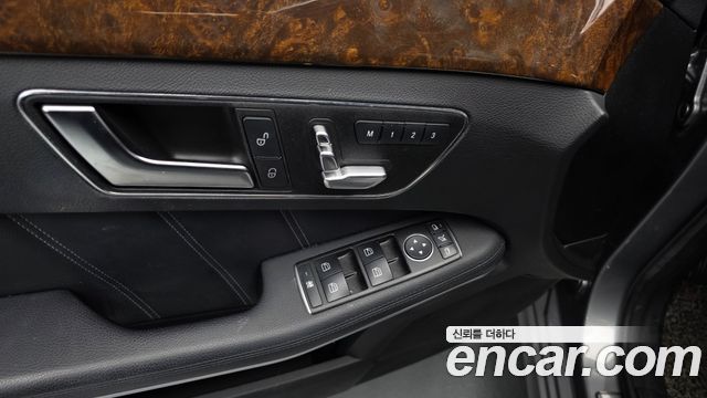 Mercedes-Benz E-Class 2015 — photo 23