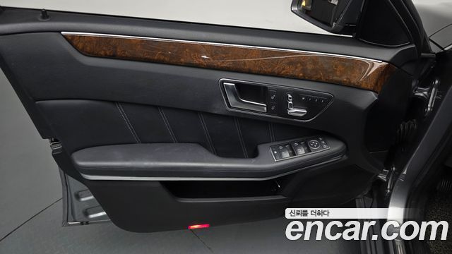 Mercedes-Benz E-Class 2015 — photo 14