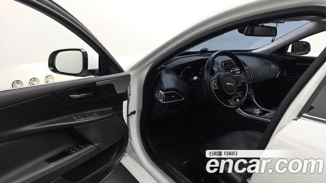Jaguar XE 2016 — photo 10
