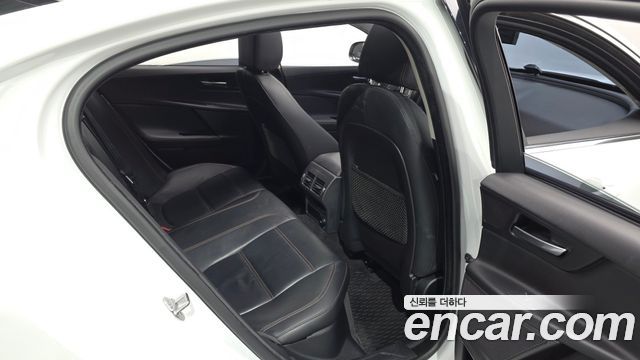 Jaguar XE 2016 — photo 12