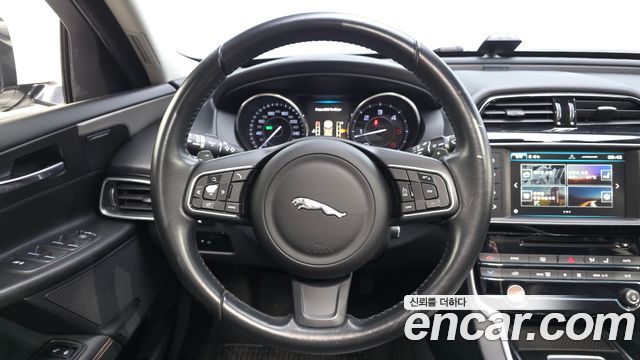 Jaguar XE 2016 — photo 13
