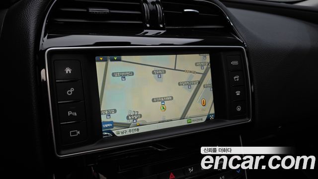 Jaguar XE 2016 — photo 14