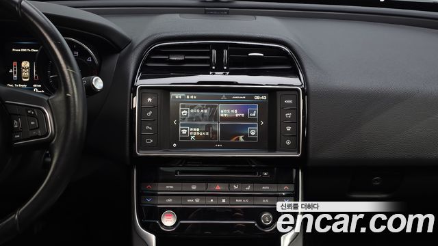 Jaguar XE 2016 — photo 16