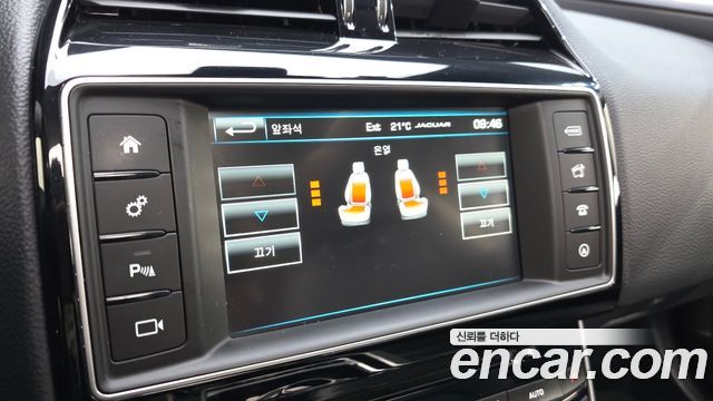 Jaguar XE 2016 — photo 17