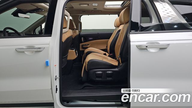 Kia Canival 2023 — photo 16