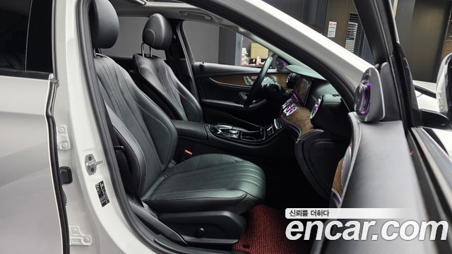 Mercedes-Benz E-Class 2020 — photo 16