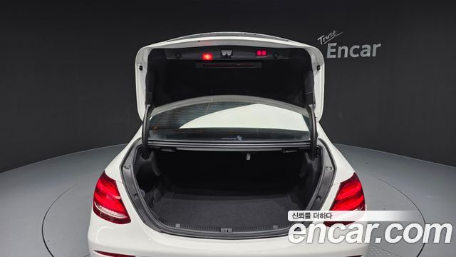 Mercedes-Benz E-Class 2020 — photo 25