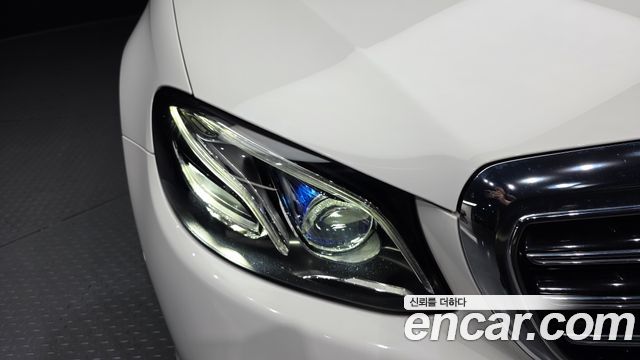 Mercedes-Benz E-Class 2020 — photo 8
