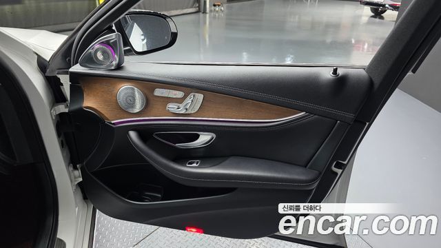 Mercedes-Benz E-Class 2020 — photo 15