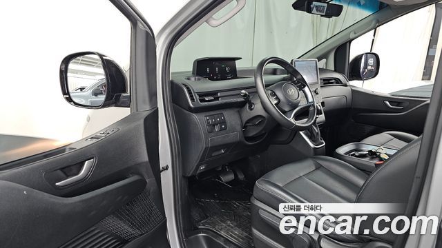 Hyundai Staria 2025 — photo 13