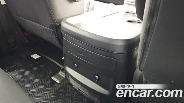 Hyundai Staria 2025 — photo 25