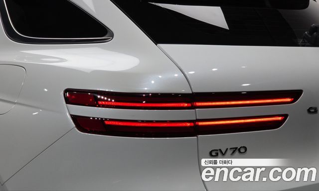 Genesis GV70 2023 — photo 9