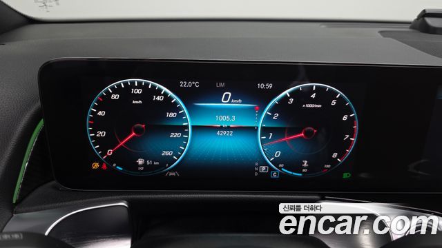 Mercedes-Benz GLB-Class 2021 — photo 8