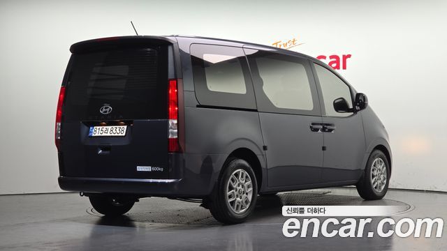 Hyundai Staria 2025 — photo 2