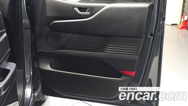 Hyundai Staria 2025 — photo 15